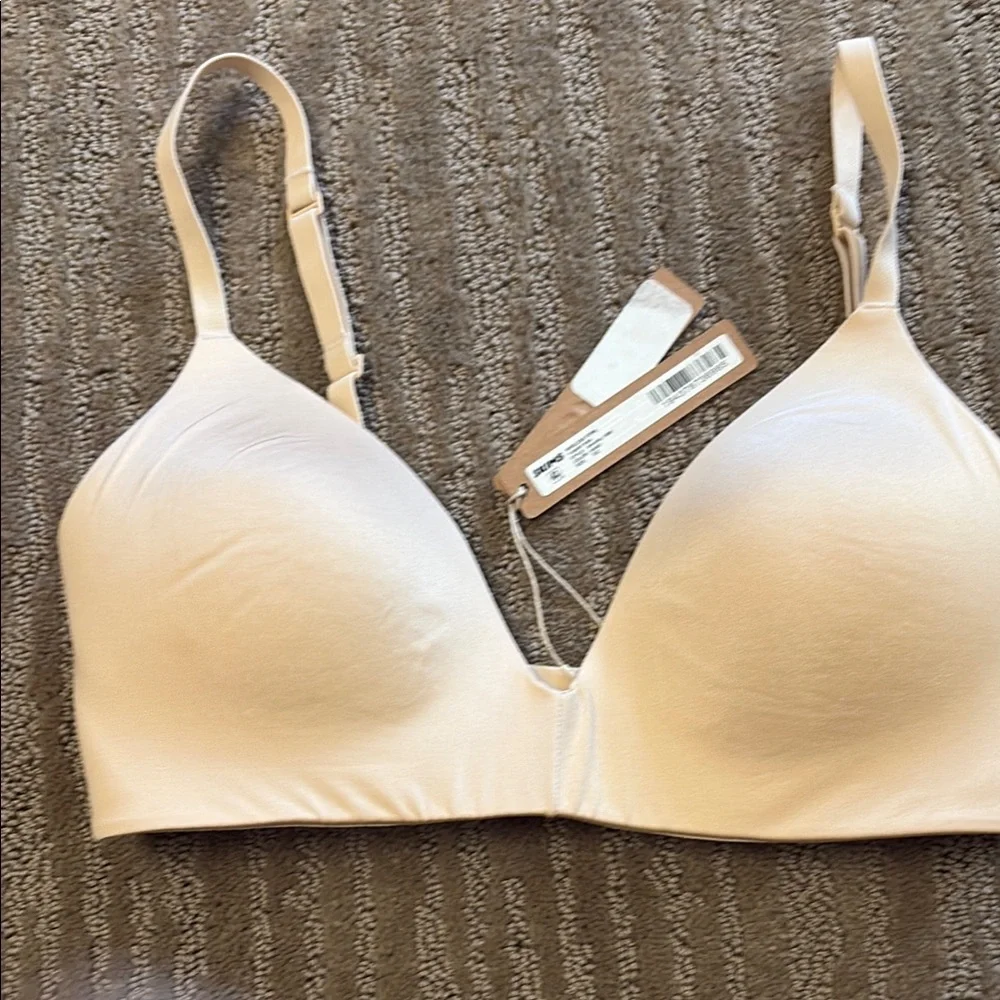 SKIMS Cream Intimates with Smooth Molded Cups - Picture 2 of 5